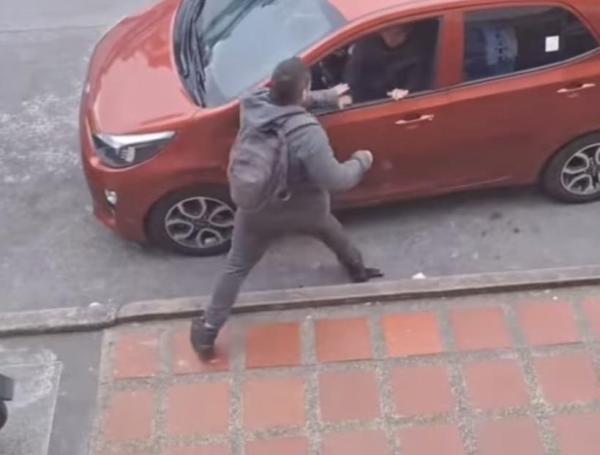 Agresión física captada por un video.