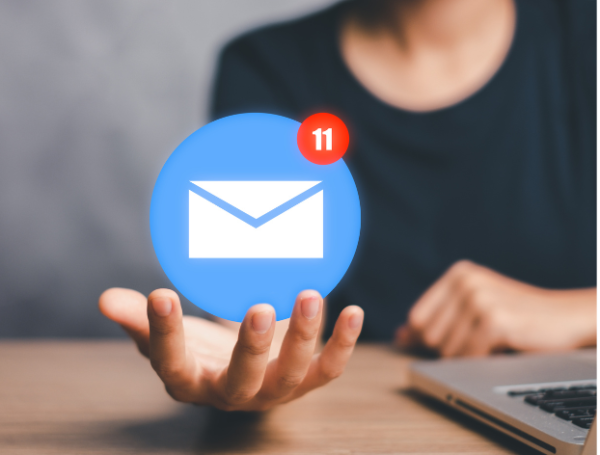 Los correos electrónicos son una herramienta de comunicación.