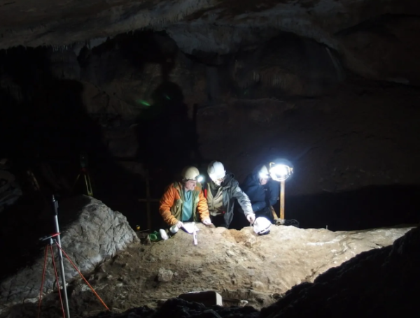 Excavaciones en 2022 en la cueva vasca de Isturitz, Francia, donde se descubrieron varias decenas de objetos hechos con hueso de ballena.