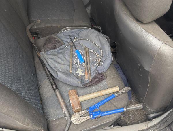 Algunos de los elementos hallados en el carro de los delincuentes en flagrancia.