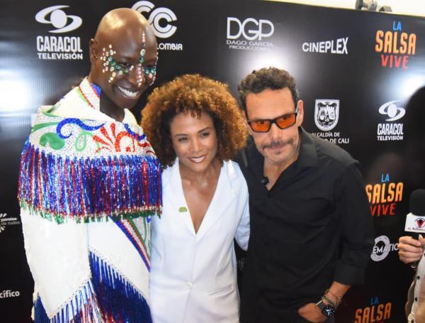 Premier de 'La salsa vive' con la secretaria de Desarrollo Económico de Cali, Mabel Lara.