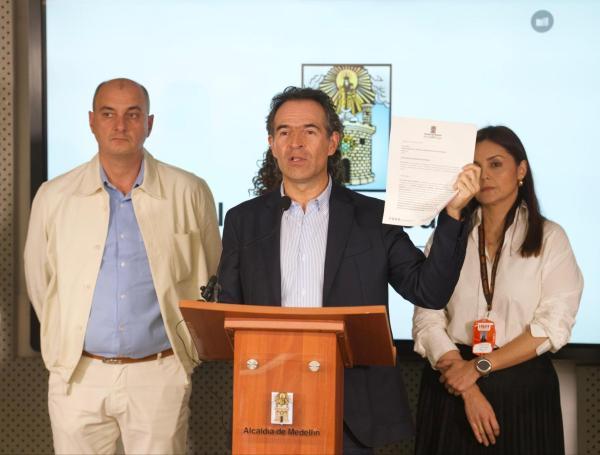 Gutiérrez presentó el documento de la demanda que interpondrá a través del Tribunal Administrativo de Antioquia.