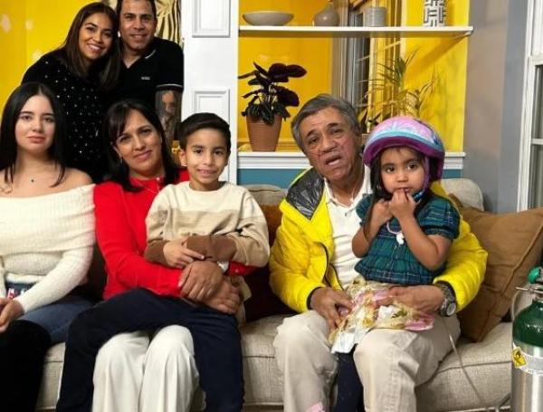 David Vivas junto a su familia.