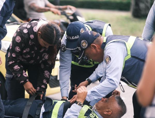 Otro agente de tránsito agredido en Cali. Fue arrollado por infractor vial en moto.