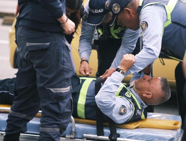 Otro agente de tránsito agredido en Cali. Fue arrollado por infractor vial en moto.