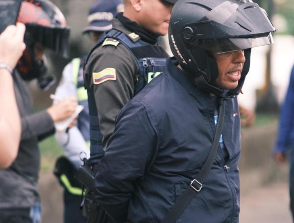 Otro agente de tránsito agredido en Cali. Fue arrollado por infractor vial en moto.