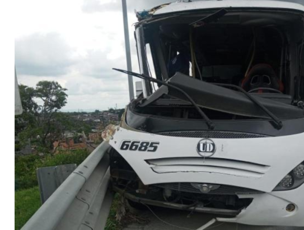 Accidente en puente Helicoidal, entre Cajamarca y Calarcá