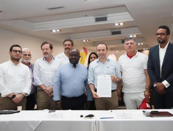 El alcalde de Cali, Alejandro Eder, firmando acta por comisión de expertos para analizar impuestos en Cali.