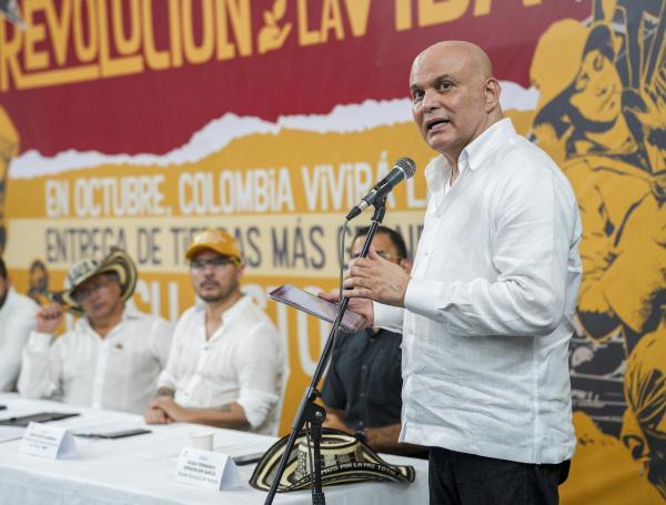 Salvatore Mancuso durante una entrega de tierras del Gobierno en octubre de 2024.