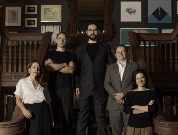 Socios Fundadores de Adriano Lina Salazar, Arquitecta, Diseñadora y Co-fundadora; Nicolás Vergara, Estratega de Marca y Co-fundador; Felipe Giraldo, Chef Ejecutivo, Director de Operaciones y Co-fundador; David Si