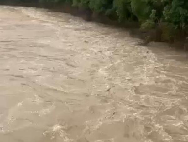 Turistas fueron sorprendidos por creciente súbita en el Río Güejar.