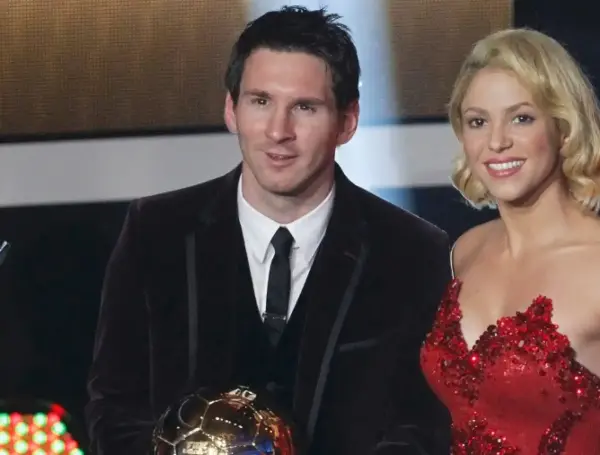 El futbolista Lionel Messi posa con Shakira después de recibir por tercera vez el premio FIFA Ballon d'Or en el Kongresshaus durante la ceremonia del FIFA Ballon d'Or en Zurich, 2012.