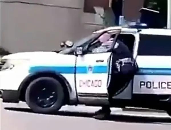 La mujer robó el automóvil de la policía y escapó a alta velocidad.