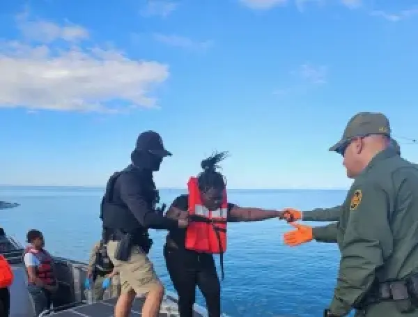 Los migrantes rescatados el 3 de octubre fueron procesados para su deportación