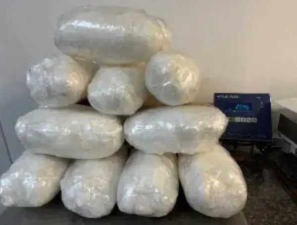Los oficiales confiscaron paquetes de metanfetamina encontrados dentro de los es inferiores del vehículo.