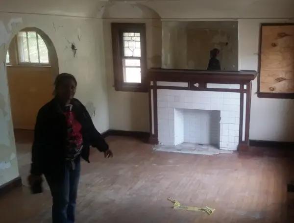 El hombre adquirió ambas propiedades en un estado deteriorado y las transformó para que se volvieran habitables nuevamente.