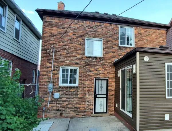 El originario de Detroit compró en total dos casas y un terreno, el cual también planea convertirlo en un hogar en un futuro.