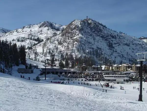 Village at Palisades Tahoe ski resort, en Lake Tahoe.