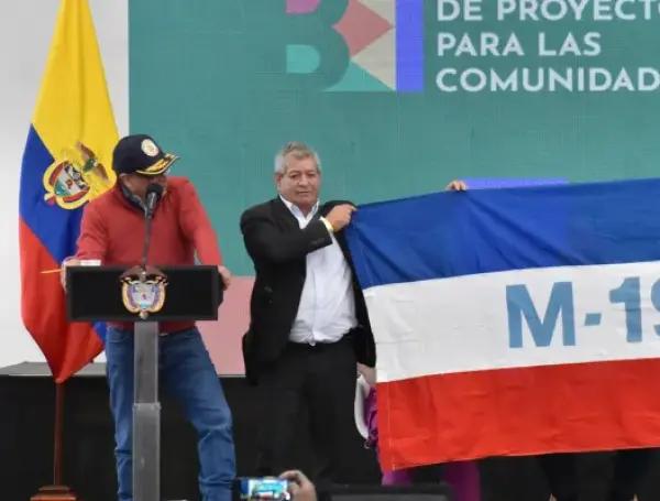 Gustavo Petro con la bandera del M-19