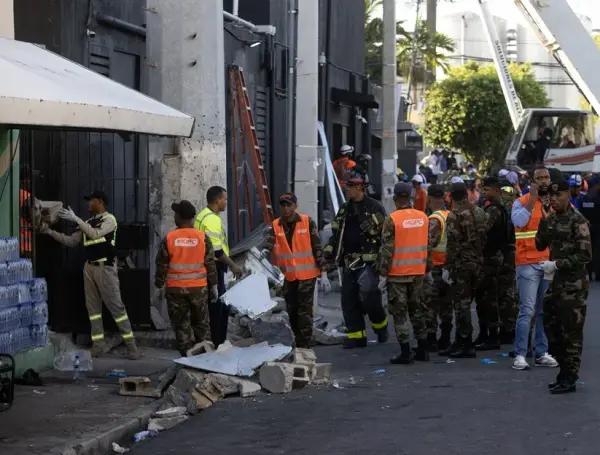 Equipos de emergencia en la discoteca siniestrada, este martes en Santo Domingo