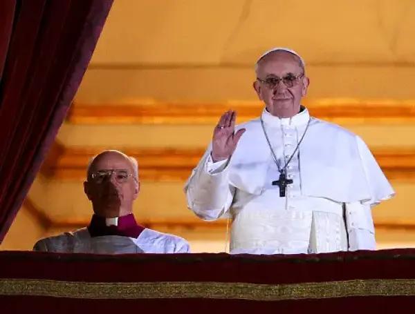 Este fue el papa Francisco asomándose ante los fieles.