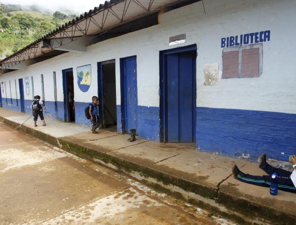 En el lugar, los niños no cuentan con la infraestructura adecuada para tomar clases.