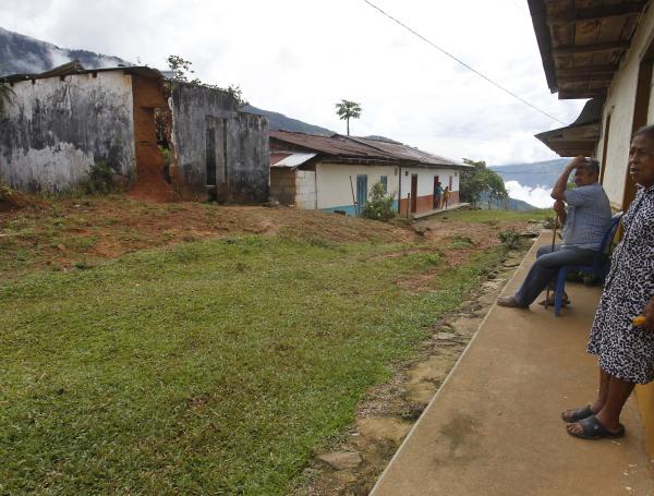 Aura Rosa Posada y su esposo Ramón Molina, sobrevivientes de la masacre de El Aro,  también luchan contra el olvido.