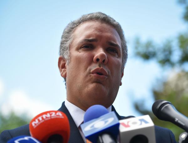 El presidente electo Iván Duque habla a reporteros luego de encuentro con el vicepresidente estadounidense Mike Pence este 5 julio del 2018.