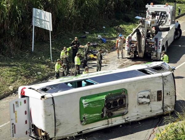 Así quedó el bus accidentado, camino a Yotoco.