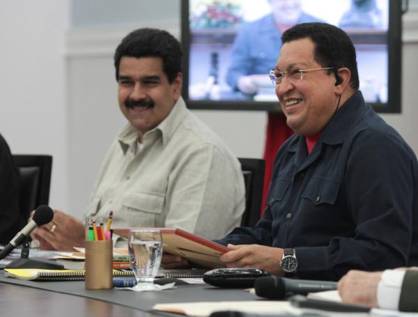 El entonces presidente venezolano, Hugo Chávez (d.) y su vicepresidente ejecutivo y canciller, Nicolás Maduro, durante una reunión del consejo en el Palacio de Miraflores, en Caracas, el 8 de noviembre de 2012.