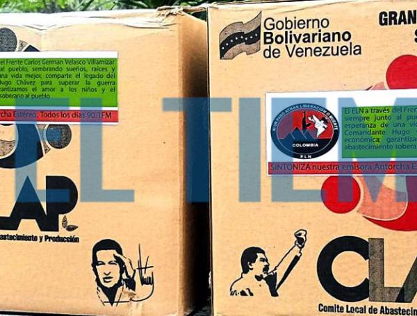 A las cajas Clap que reparte el Eln se les pegan calcomanías con mensajes alusivos a su actividad ilegal en Venezuela y de respaldo al régimen de Maduro.