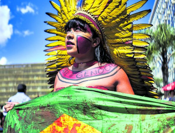 El pasado Brasil, cientos de indígenas protestaron en Brasilia para pedir la pretección de su territorio.