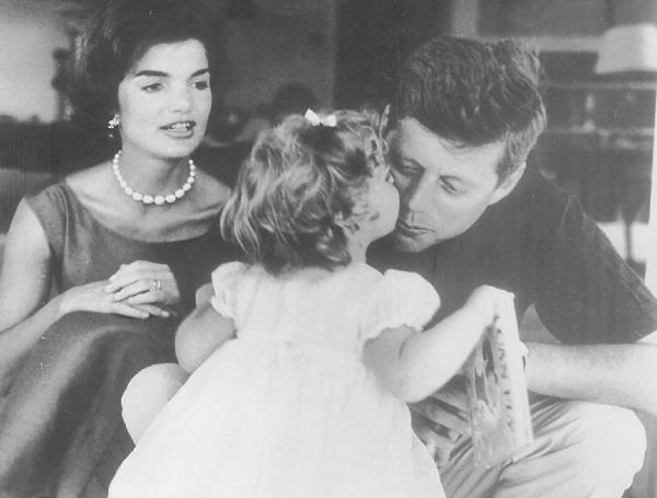 El expresidente John F. Kennedy, junto a su esposa 'Jackie' y su hija Caroline.