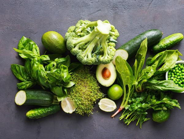 Consumir solo frutas y vegetales verdes, por sano que parezca, no ha demostrado suplir las necesidades alimentarias y menos si no se complementa de manera rigurosa con otras fuentes de alimentos.