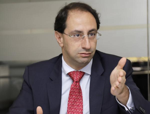 El ministro José Manuel Restrepo, dice que se subestimó el impacto de la migración venezolana en el empleo local.