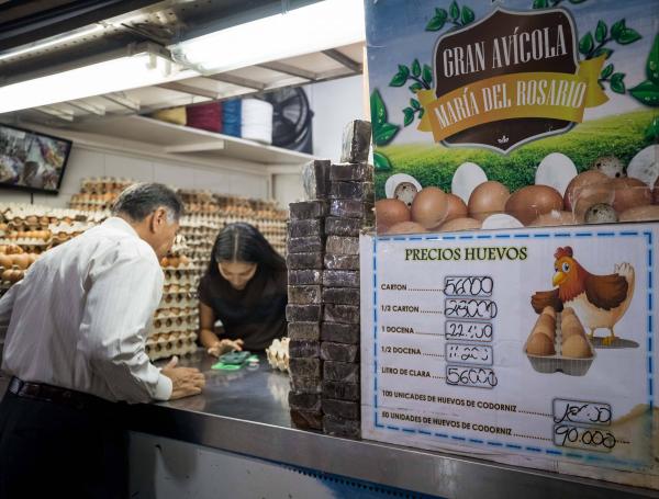 En un mercado de Caracas, el valor de una cubeta de huevos llega a los 56.000 bolívares, un poco más del salario mínimo mensual.