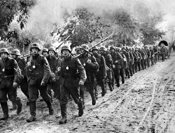 El 1.º de septiembre de 1939, Alemania inició el ataque a Polonia con 1,2 millones de hombres. Fue una guerra relámpago. El último foco de resistencia polaca cayó el 6 de octubre.