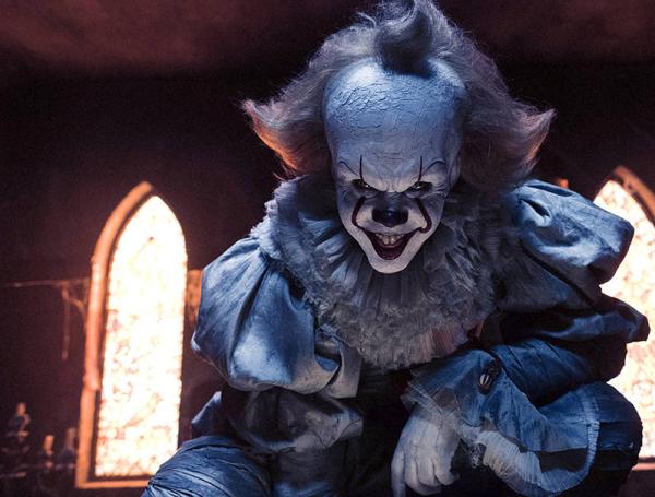 Desde la primera cinta, el sueco Bill Skarsgård interpreta al terrorífico payaso Pennywise. Según el actor, la experiencia fue distinta con un elenco de adultos.