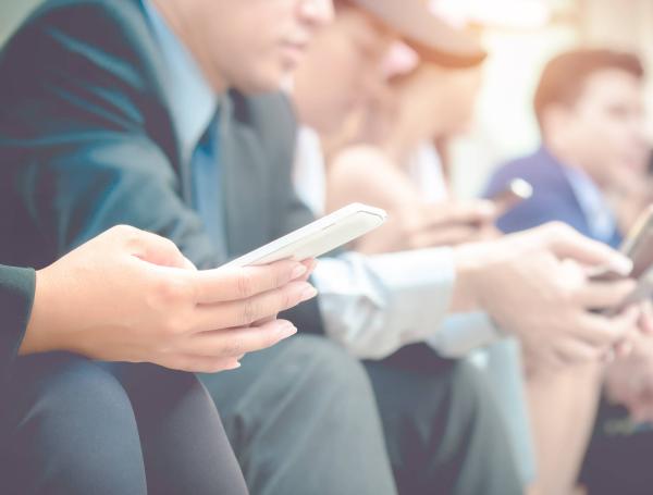 Síndrome de la contractura del cuello Esto se conoce como Tex neck y es una enfermedad provocada por el uso inadecuado y prolongado de las pantallas. Al inclinar la cabeza hacia delante para mirar la pantalla del celular se sobrecarga la columna vertebral que, según el estudio, acostumbra a cargar 5 kilos, pero se sobreexige con esta postura hasta los 27 kilos o más. El estudio arroja que si el fenómeno se presenta en exceso puede producir neuralgia occipital que es la inflamación o atrofia de los nervios de esa zona.