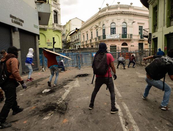 La sede se encuentra cerca de un parque de Quito que servía este martes de lugar de concentración a unos 10.000 miembros de colectivos indígenas, en la víspera de una marcha con la que esperan la derogación de recientes medidas económicas o la salida del presidente Lenín Moreno.