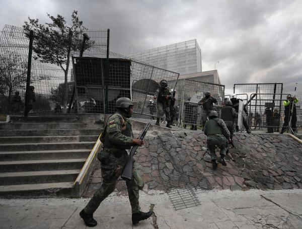 Las fuerzas de seguridad retomaron el control de la sede del parlamento después de que cientos de manifestantes indígenas se tomaran el edificio.