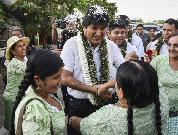 Evo Morales busca un cuarto mandato. Al votar ayer en Cochabamba, dijo que veía los comicios con optimismo.