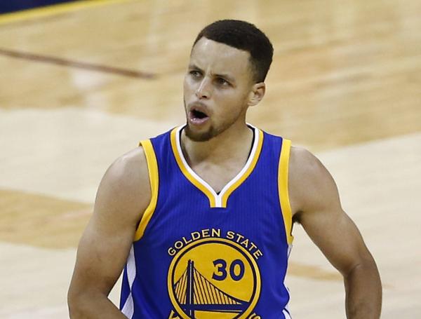 Stephen Curry tiene un salario de 40,2 millones de dólares, que recibirá esta temporada de los Golden State Warriors, el mayor en la historia de la liga. Pese a ello, el base ingresará aún más fuera de las pistas, con unas ganancias estimadas en 45 millones de dólares, de los cuales casi la mitad proceden de su contrato con la firma deportiva Under Armour.