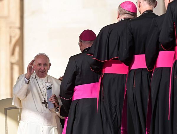 Papa Francisco con algunos de los obispos y cardenales que asistieron al Sínodo de la Amazonia en el Vaticano.