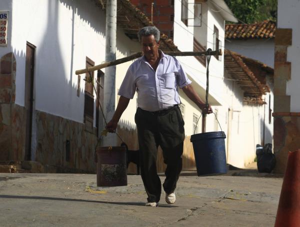 Habitantes de Los Santos sufren un incremento en la tarifa de la poca agua que les llega al d??a.
