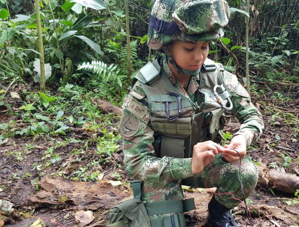 1. Siete de las cabos terceras se conviertieron en las primeras en recibir certificación nacional como expertas en explosivos en el país.
2. El curso se realizó en el coregimiento de Pueblo Tapao, Quindío.