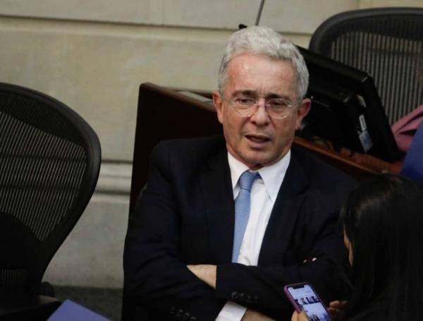 El senador Álvaro Uribe Vélez durante el debate de moción de cesura contra el ministro de Defensa, Guillermo Botero, en el Senado.