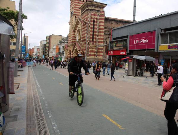 De Las Barras A La Plaza El Hombre Que Vive Como Estatua Humana En