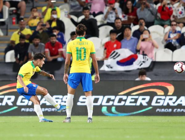 Philippe Coutinho remata al arco.