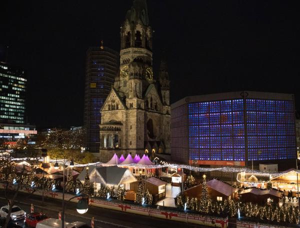 El mercado de Navidad Breitscheidplatz en Berlín (Alemania).